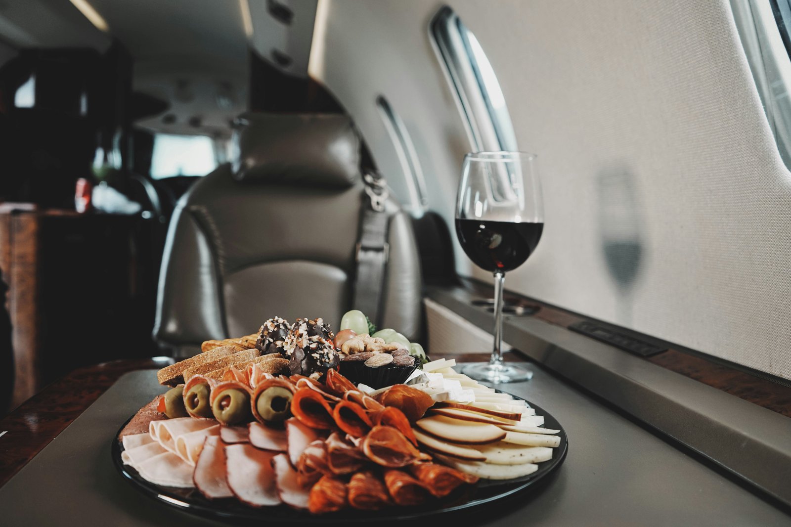 L'assistenza si estende a tutti gli aspetti complementari del viaggio: autorizzazioni e documentazione, trasferimenti privati, sistemazioni alberghiere, catering a bordo, assistenza VIP in aeroporto, supporto per passeggeri con mobilità ridotta, servizi di sicurezza e, su richiesta, organizzazione di soggiorni in hotel e yacht privati.